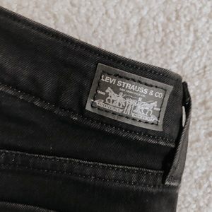 NEVER WORN- LEVI SKINNY/ LEGGING JEANS